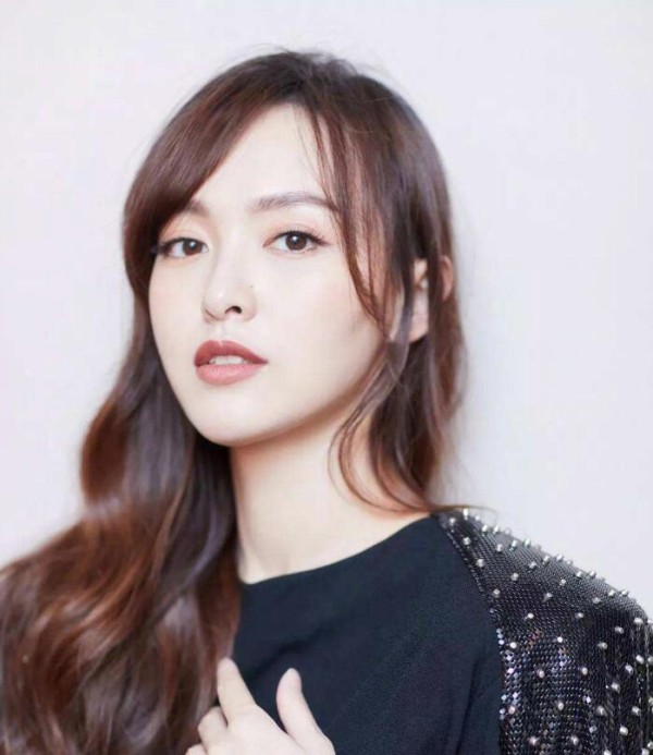 杨烁祝福老同学唐嫣永远幸福，一查他老婆与罗晋还有这层关系