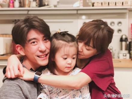baby赵丽颖同桌吃饭无交流？郑爽很孝顺？某一线女星曾被家暴？