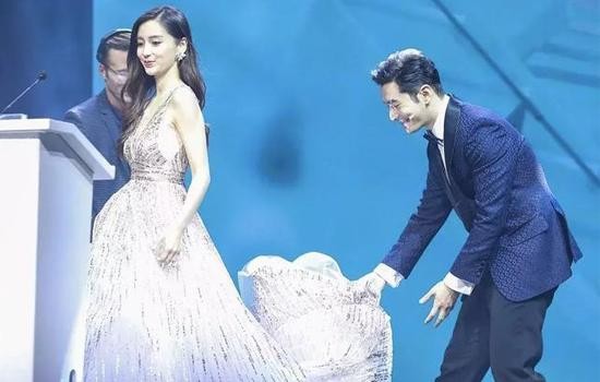 黄晓明Baby没离婚没人信？不碰面零互动，这些细节暴露真相