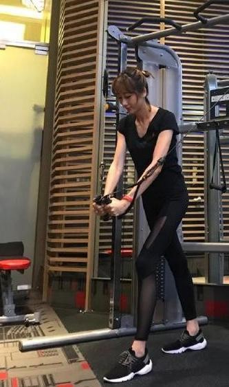 蒋丽莎现身，一双大长腿惹人醉，网友：难怪陈浩民忍不住生四个！