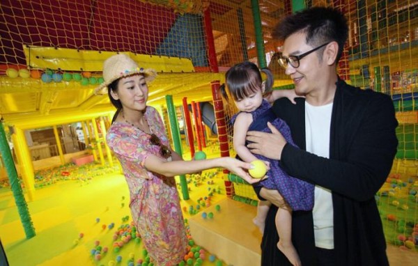 蒋丽莎看秀和众多明星合影 网友：也准备进入娱乐圈吗？