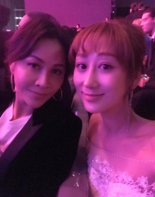 蒋丽莎看秀和众多明星合影 网友：也准备进入娱乐圈吗？
