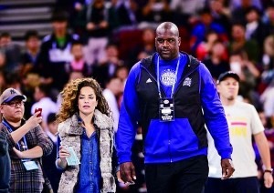 NBA中国赛明星在场外奥尼尔与女友到场观战（图）