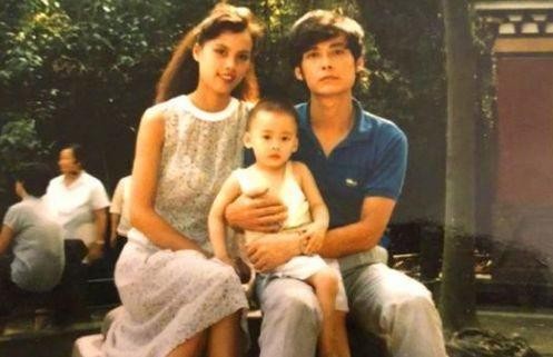 李易峰晒出小时候与爸妈的合照，都是神仙的颜值，这基因真强