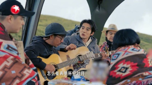 马頔接梗笑场，寻乐团音乐会谈变玩梗现场