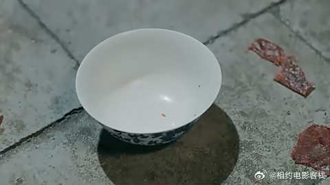 奴才干苦差，结果被欺负坏了，饭都吃不上，竟和狗抢