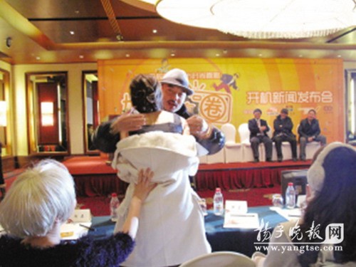 汪涵拥抱杨乐乐大秀恩爱