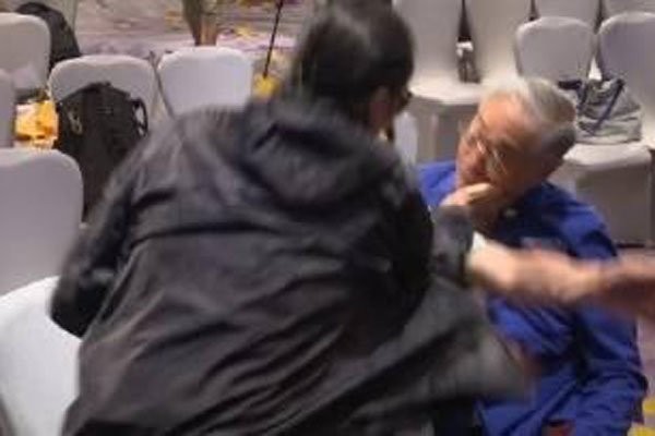 谢贤打曾江原因 一把年纪还见不得“装”