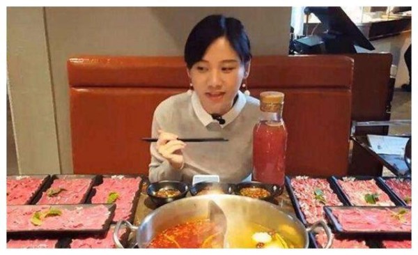 大胃王密子君发胖曝光，饭量减小，脸肿了，网友：全靠瘦脸针！