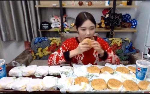 朵一和密子君长得很像什么关系是姐妹吗？密子君和朵一谁更能吃