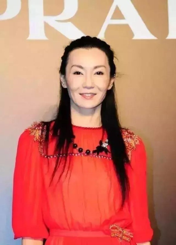 这些年被玻尿酸崩塌的明星：张信哲像蜡像，胡一菲脸部变形