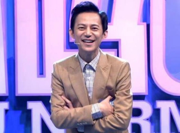 她是何炅的老搭档，嫁给“央视名嘴”，女儿15岁早恋视而不见！