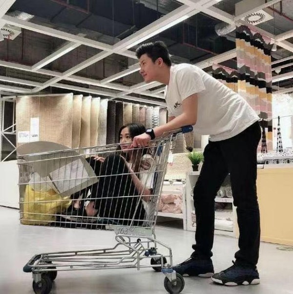 她是何炅的老搭档，嫁给“央视名嘴”，女儿15岁早恋视而不见！
