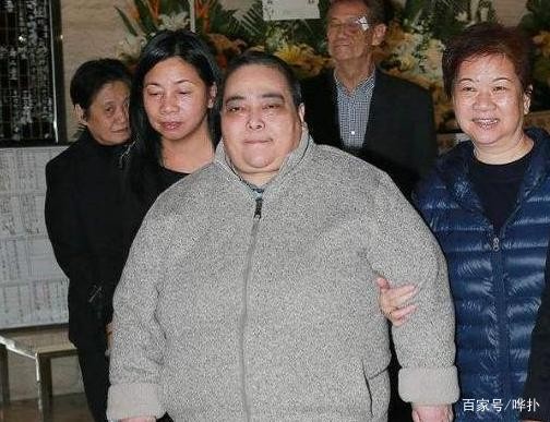 姐姐1人名下有30套房，出去带五个佣人，他则只开一台国产车而已-有驾