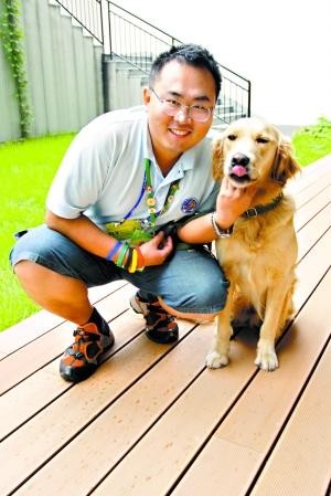 STAR和它的驯养员孙显龙。特派记者 孙嘉晖 摄本报北京数码传真
