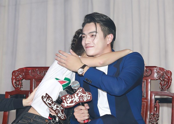 许凯男士与女孩温馨拥抱，现场气氛感人。