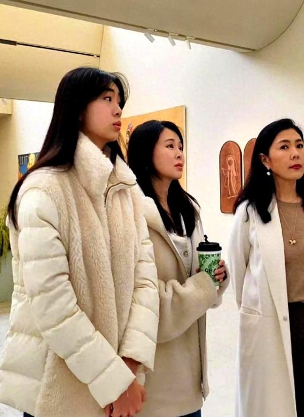 佟大为17岁大女儿近照：身高惊人，接近1米8，比妈妈关悦颜值