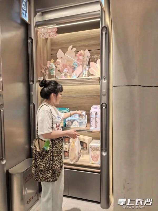 消费者在挑选Labubu相关商品。长沙晚报全媒体记者 陈星源 摄