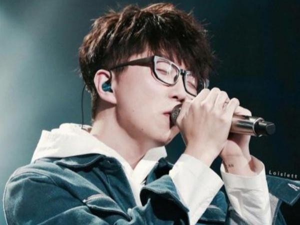 嗓音深沉而迷人，一首消愁道出万千人的心声，他就是毛不易