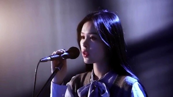 美女翻唱《月亮代表我的心》太好听，爱你有多深，月亮代表我的心