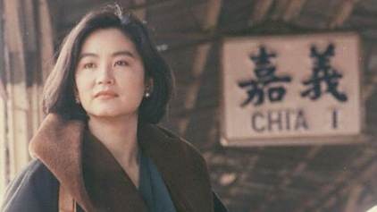 林青霞素颜游历祖国河山，每套衣服都那么朴素，变普通中年女士