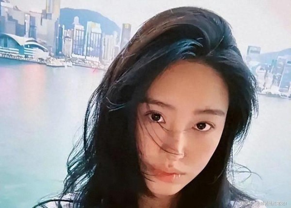 杨采钰香港生子受阻，借住酒店生活