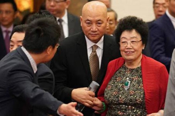 迟重瑞和陈丽华老师结婚时年龄 小白脸？迟重瑞老婆比迟重瑞大多少