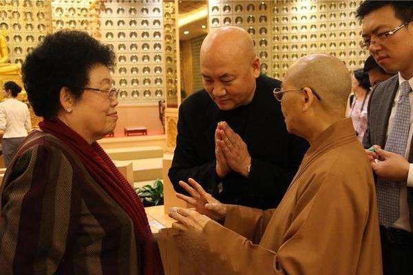 迟重瑞和陈丽华老师结婚时年龄 小白脸？迟重瑞老婆比迟重瑞大多少