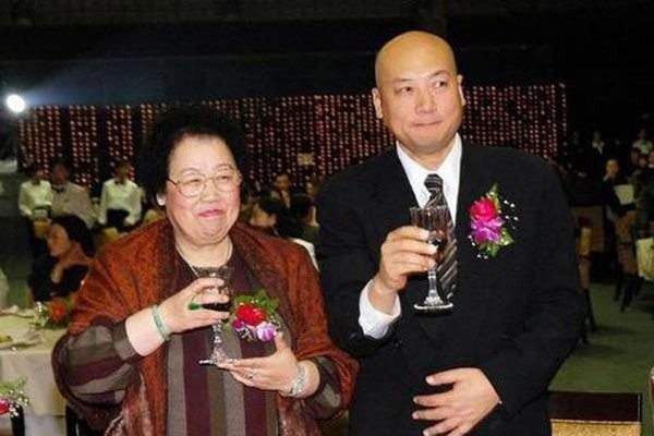 迟重瑞和陈丽华老师结婚时年龄 小白脸？迟重瑞老婆比迟重瑞大多少