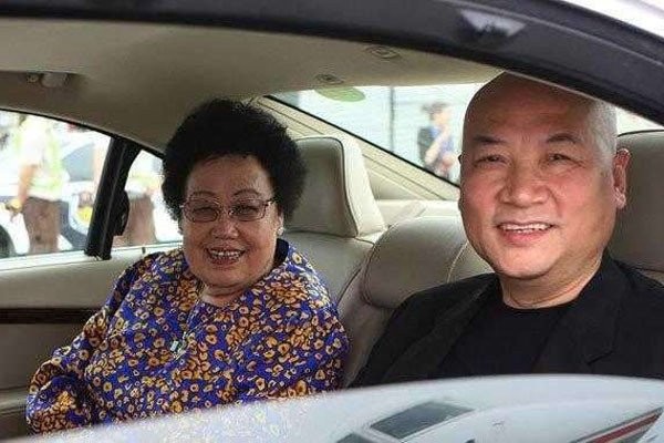 迟重瑞和陈丽华老师结婚时年龄 小白脸？迟重瑞老婆比迟重瑞大多少