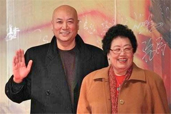 迟重瑞和陈丽华老师结婚时年龄 小白脸？迟重瑞老婆比迟重瑞大多少