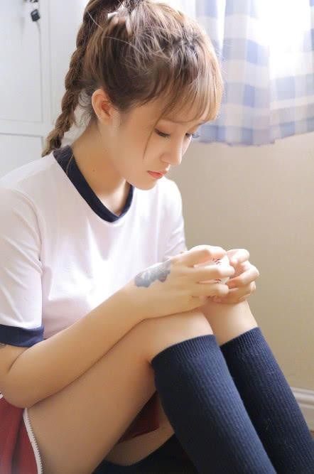 黑暗萝莉大美晒性感照，看到腿部缺陷时，网友：高迪有福了