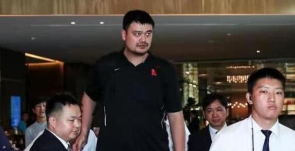 真不替姚明省心，赵睿穿美国队服后遭怒批，但是两个问题值得深思