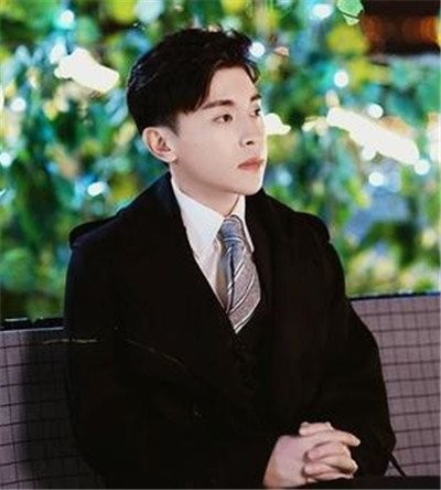 邓伦的现任老婆是哪位 单身没妻子：邓伦和李沁是什么关系