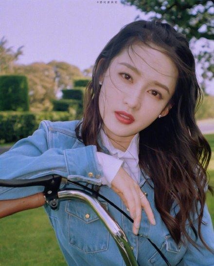 金扫帚奖女演员李沁得票第一，《沉默的证人》张家辉、杨紫也入选