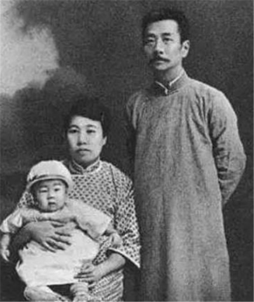 郭沫若用4字骂鲁迅，鲁迅添1字反骂回去，世人叹道：不愧是毒舌