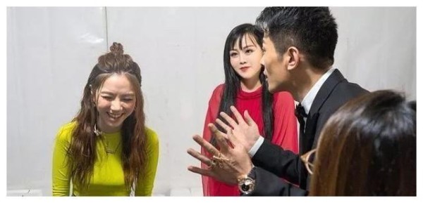 网红花巨资请明星为自己举办婚礼你怎么看？知情人介绍内情