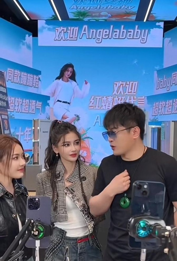 杨颖咖位大降级！沦落到辛巴直播间站台，全程尬笑毫无明星无气质