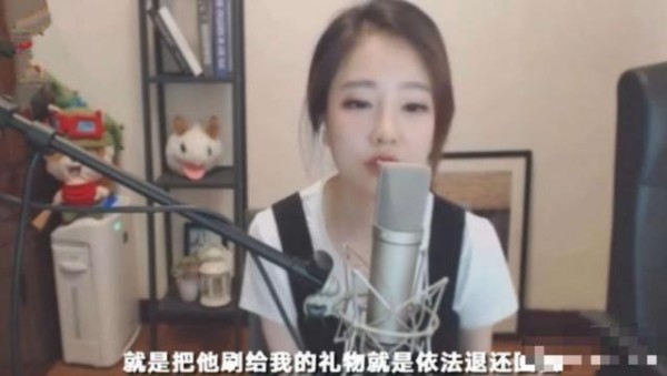 新晋斗鱼一姐私会土豪，冯提莫的教训还不够？看亲密照网友沉默了