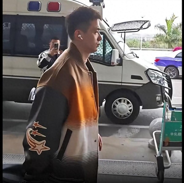 赵继伟返回沈阳！穿着全明星外套，一脸疲惫，休息2天打第三阶段