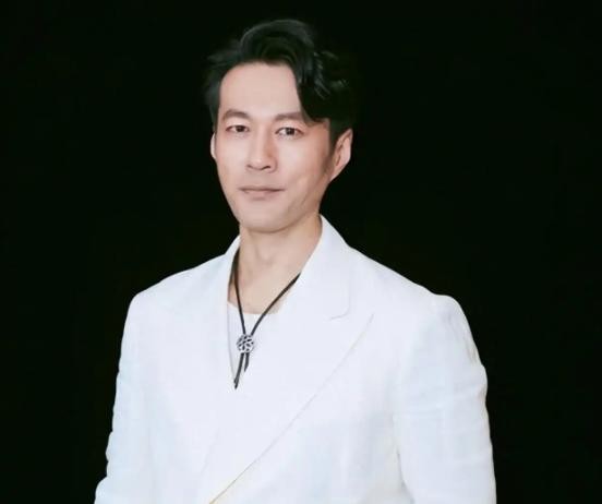 谭凯：因精湛演技背 “日本籍” 锅，年过半百未婚，唯与母亲相伴