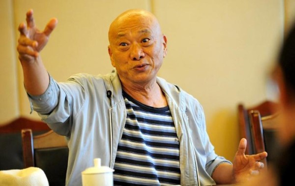 他是台湾教父级艺人，曾因亲近大陆被封杀，成名曲人人都会唱