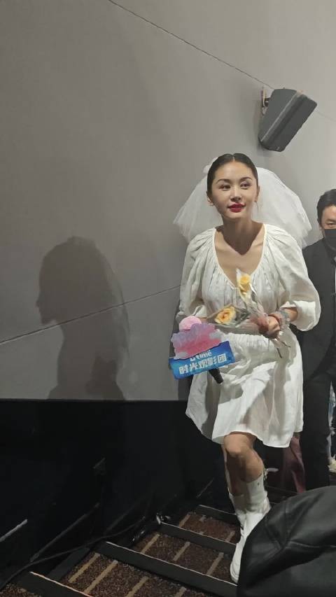 王子文穿婚纱与粉丝互动，新片《有朵云像你》七夕上映