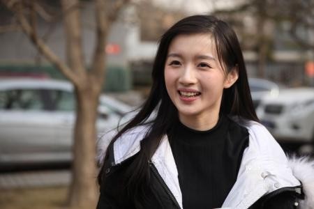 李浩菲周冬雨对比很像两人什么关系姐妹吗？李浩菲撞脸周冬雨照片