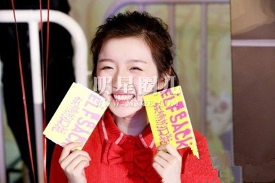 李浩菲周冬雨对比很像两人什么关系姐妹吗？李浩菲撞脸周冬雨照片