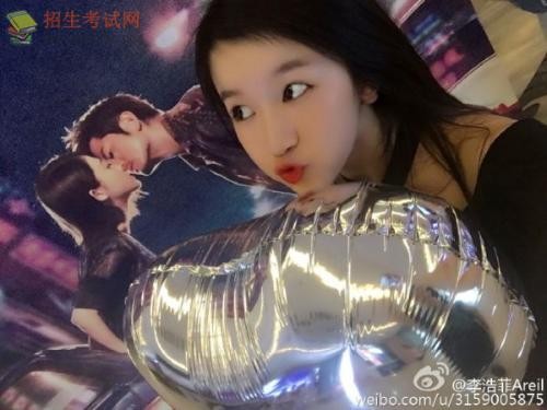 李浩菲周冬雨对比很像两人什么关系姐妹吗？李浩菲撞脸周冬雨照片