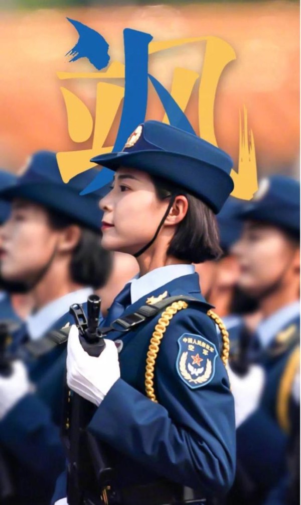 她是阅兵装备方队中唯一的女教头！尽显英姿飒爽