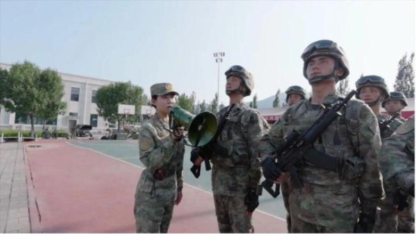 她是阅兵装备方队中唯一的女教头！尽显英姿飒爽