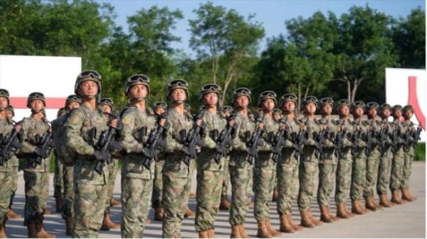 她是阅兵装备方队中唯一的女教头！尽显英姿飒爽