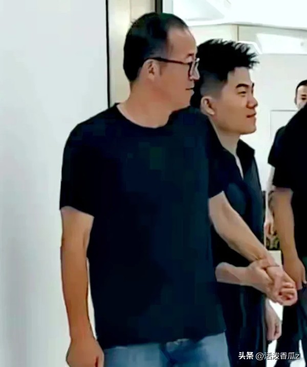 辉家娱乐圈z：7月21日，与辉同行乔迁之喜，各路大咖云集。老俞丶周总和东方甄选都送了花篮以示祝贺。
    开业之前俞敏洪来到新工区，董宇辉牵着俞老师的手参观工区，像极了一个要奖赏的孩子。晚上宇辉上播，非常正式的向俞敏洪和新东方表示了谢意，意思是没有俞老师就没有今天的与辉同行。丈母娘粉也表示，与辉同行一路风雨走到今天，所有的恩怨纠缠都已经释怀了。
    那么一直以来，俞敏洪和董宇辉的真实关系是怎...